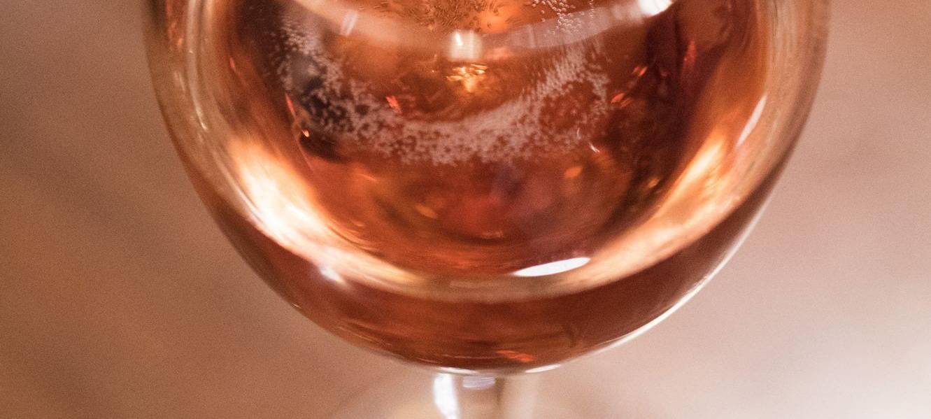 Ein Glas Crémant D'Alsace steht auf einem Tisch