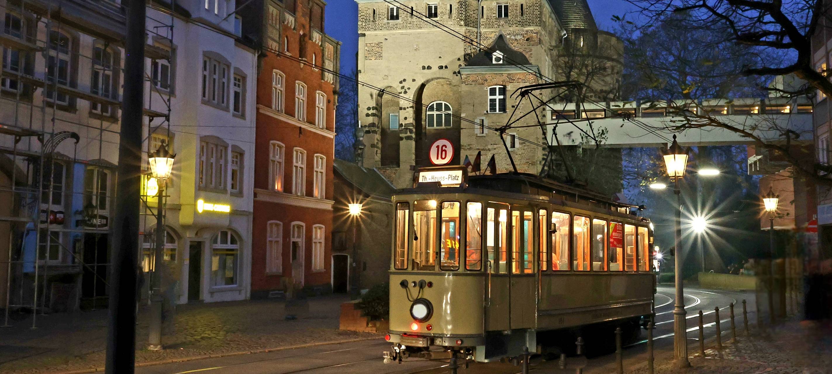 Letzte Fahrt der historischen Straßenbahn durch Neuss