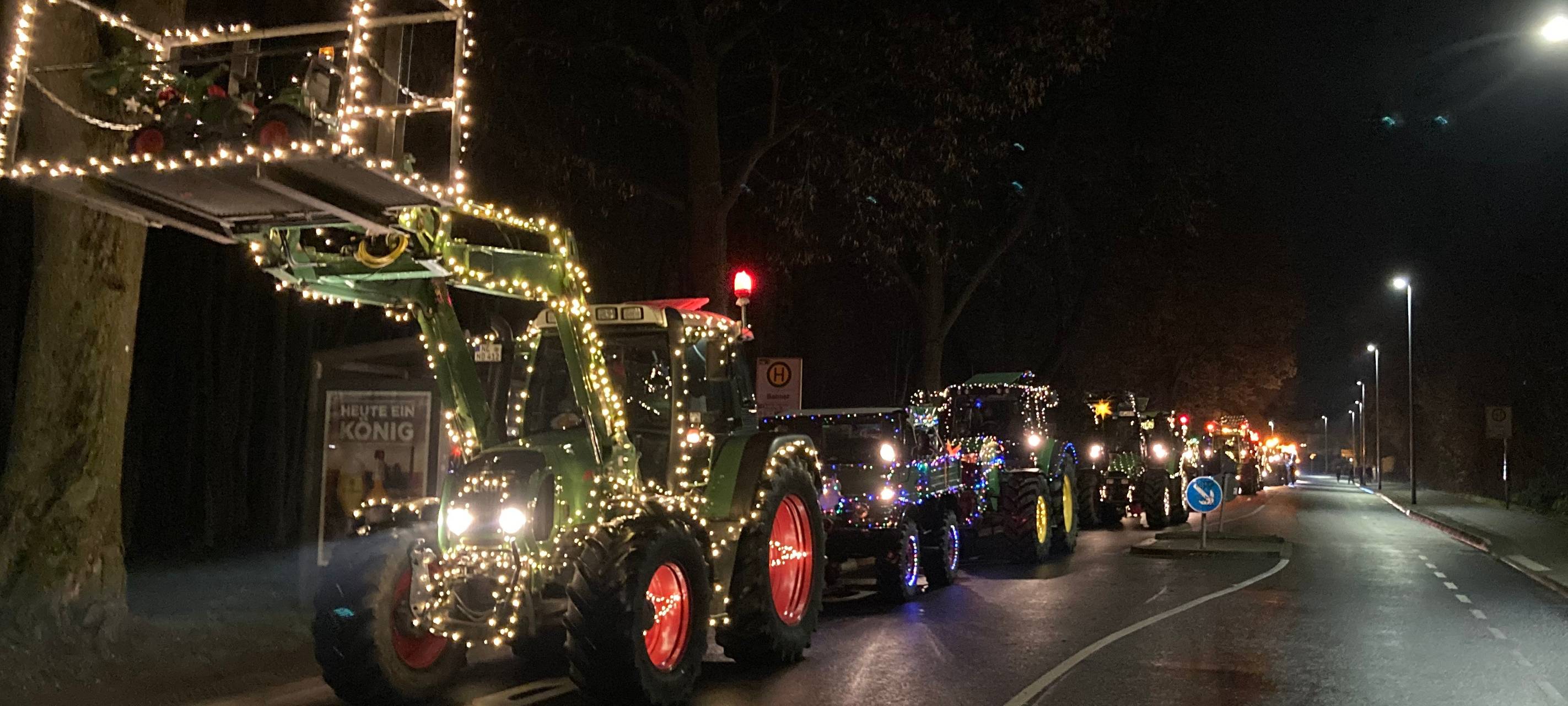Traktor-Lichterfahrt durch Jüchen und Umgebung