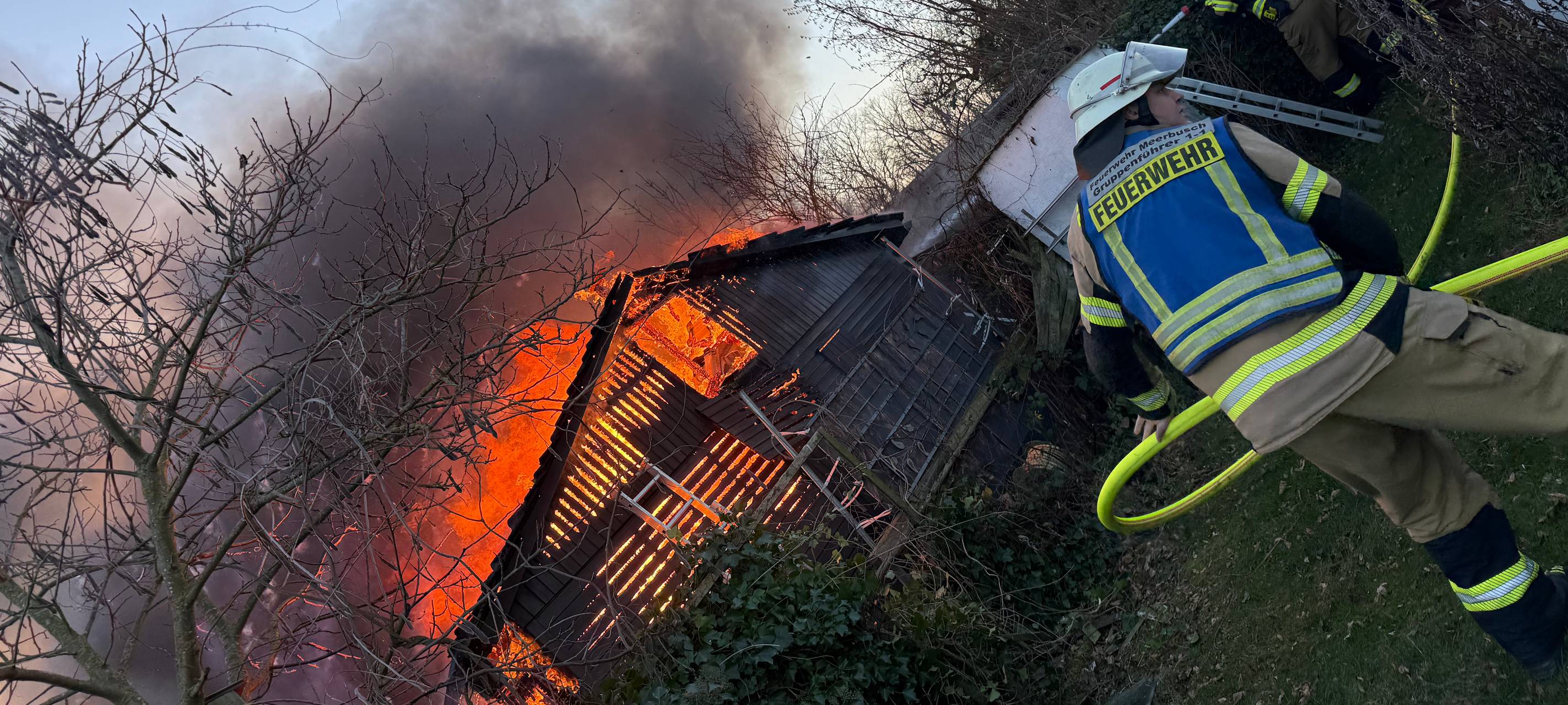 Gartenhüttenbrand in Büderich: Feuerwehr im Einsatz