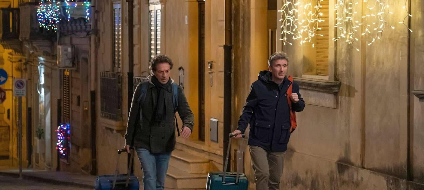 ...also reisen die beiden Freunde mit einer Mülltonne durch die Welt. Warum nicht?