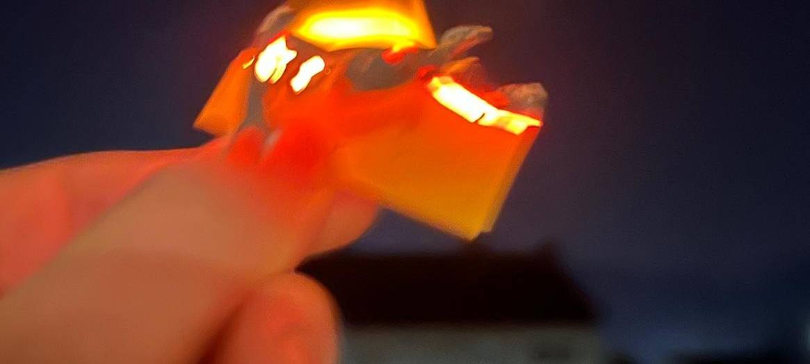 Zettelchen mit Wunsch wird verbrannt.