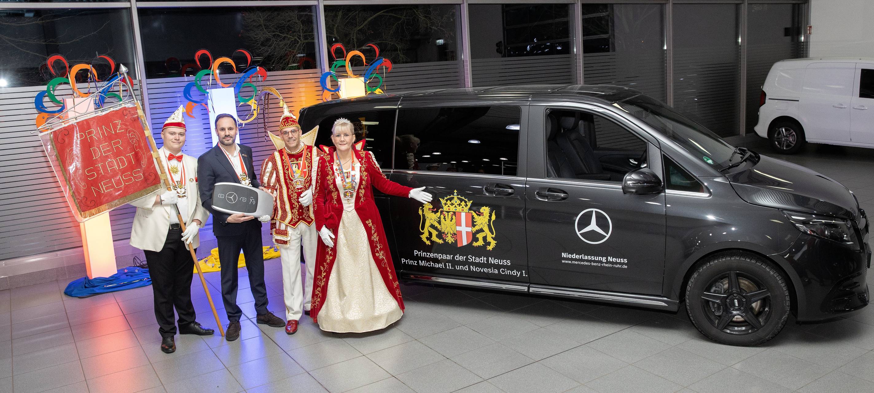 Traditionelle Fahrzeugübergabe ans Neusser Prinzenpaar
