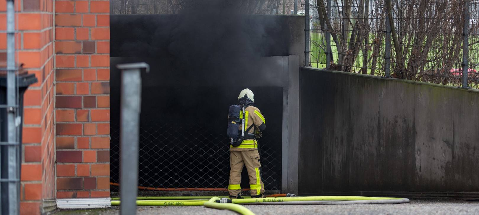 PKW-Brand in Tiefgarage in Grevenbroich-Neuenhausen