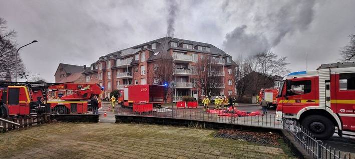 Beim Feuer in der Tiefgarage einer Wohnanlage im Grevenbroicher Ortsteil Neuenhausen, wurden am Mittwoch (14.1.26) mehrere Autos beschädigt.
Foto: (c) Feuerwehr Grevenbroich