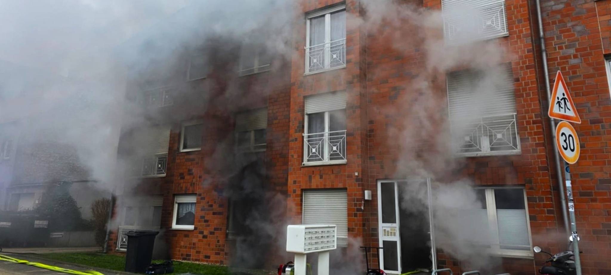 Grevenbroicher Feuerwehr rettet 30 Menschen nach Kellerbrand