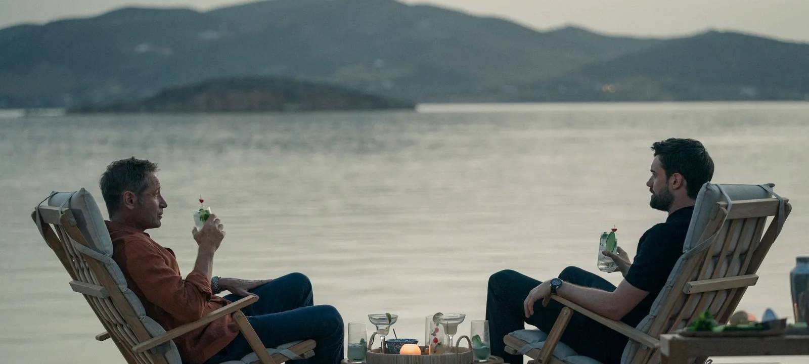 Die beiden Männer unterhalten sich.