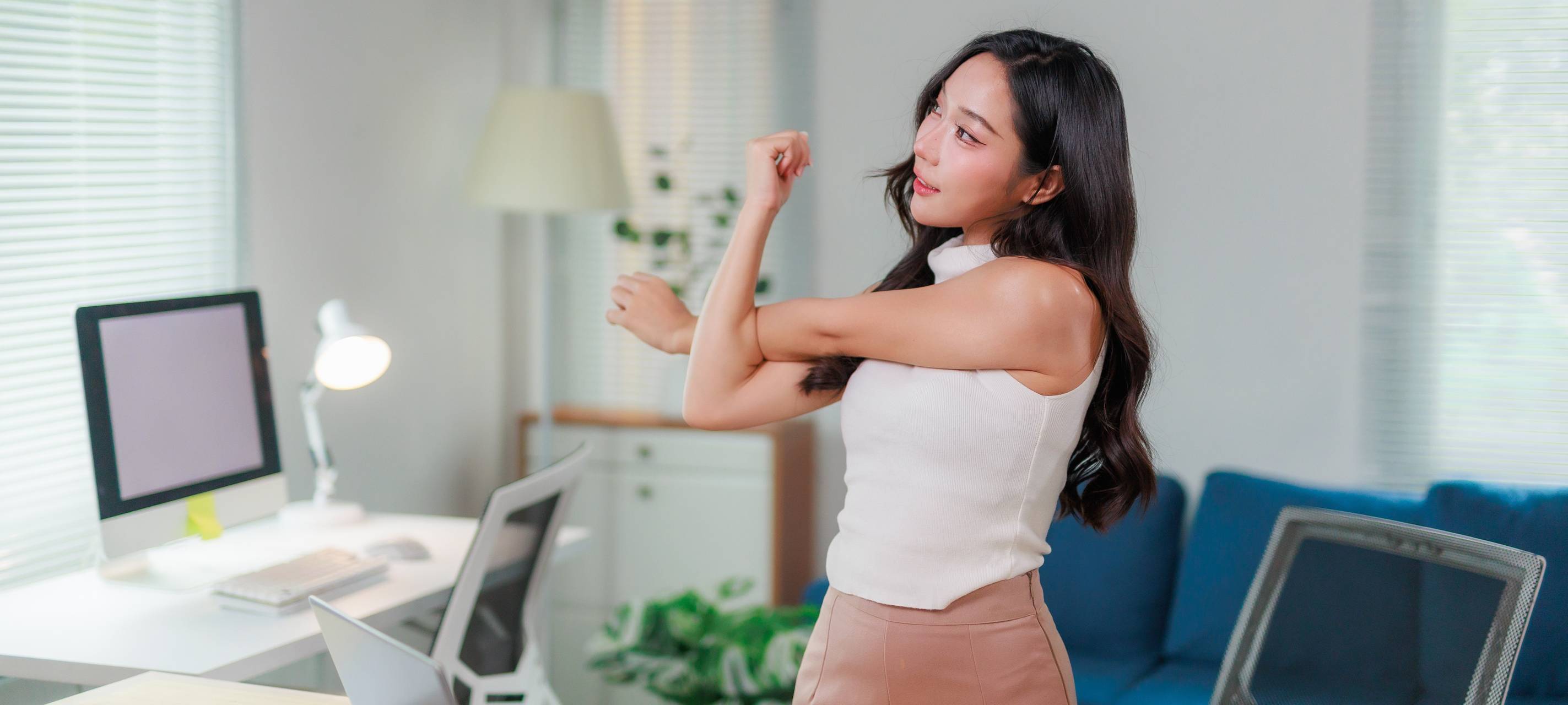 Aktiv durch den Alltag - Stretchingpause während der Arbeit