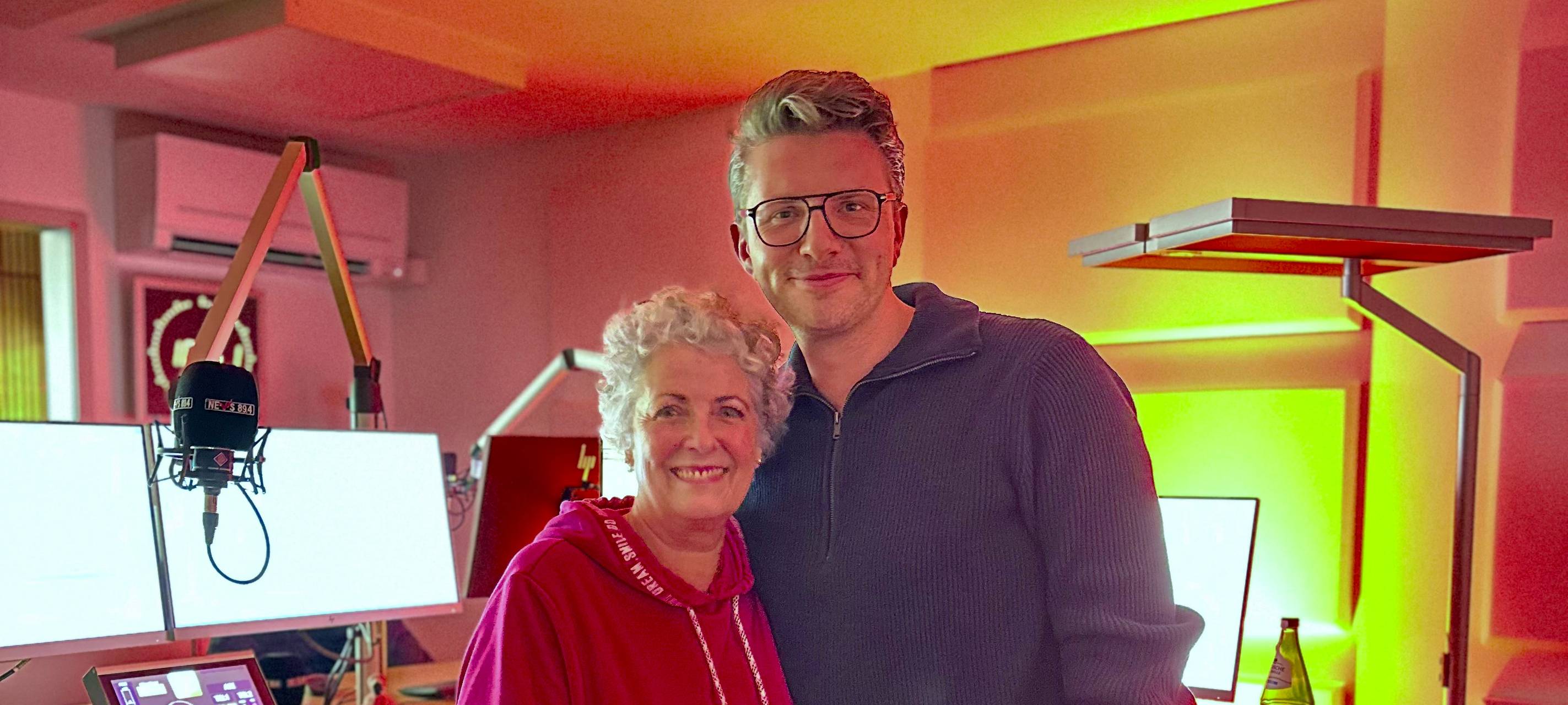 Die Neusserin Thilly Meester alias Kuhstall-Liesel im Interview mit Morningshowmoderator Maik Kivelip.