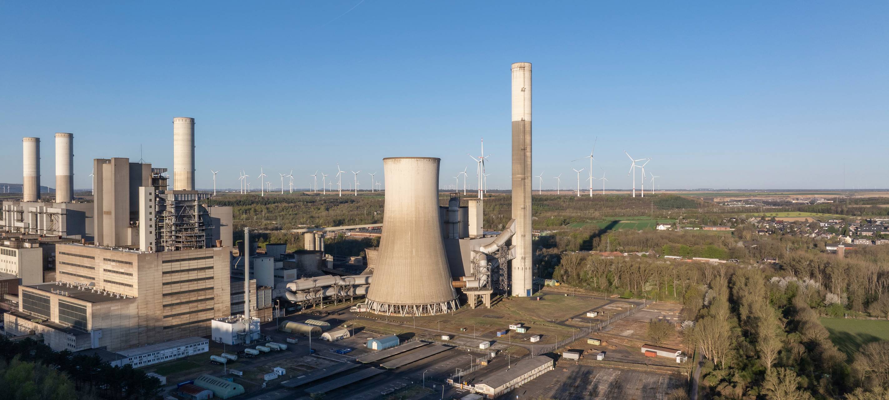 Kühlturm in Frimmersdorf wird gesprengt