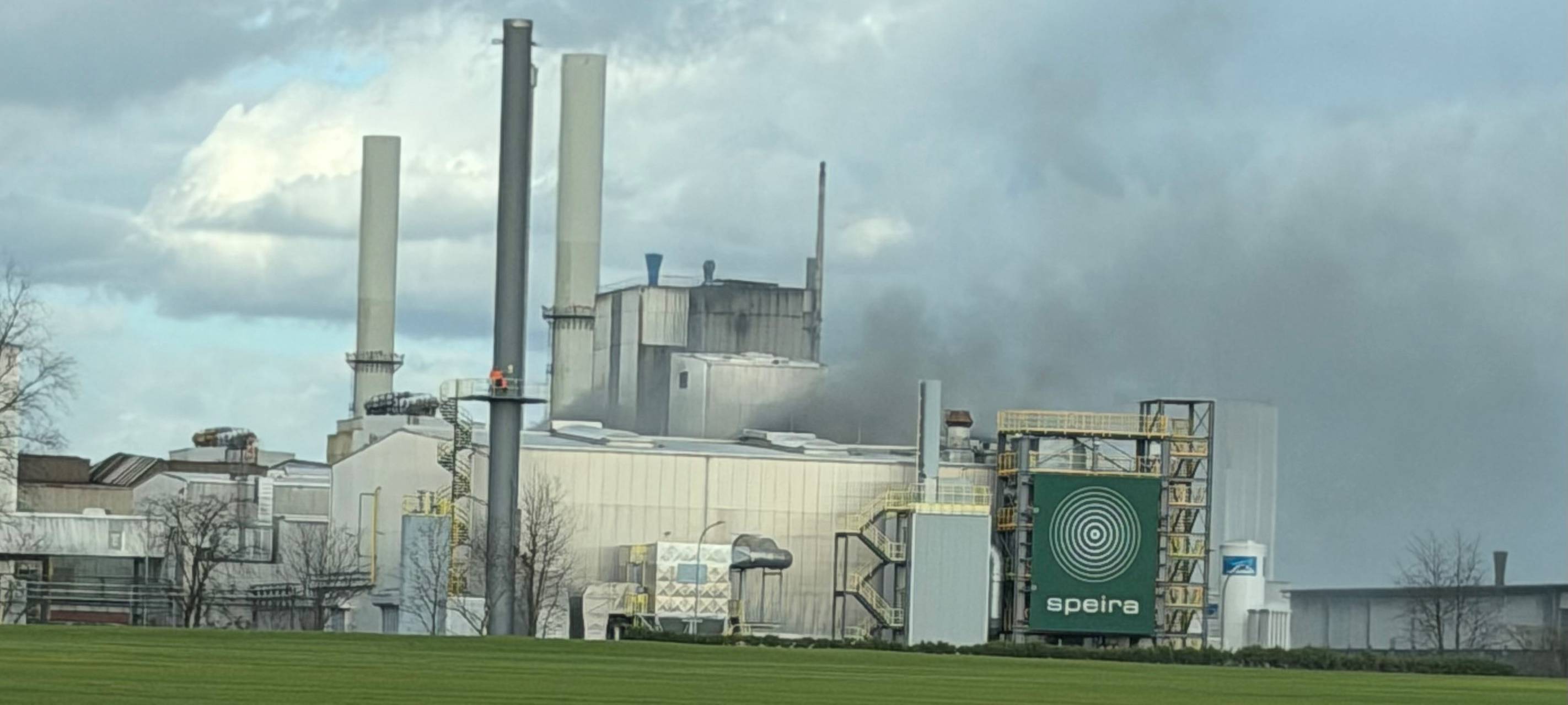 Feuer in Recycling-Anlage in Neuss-Uedesheim