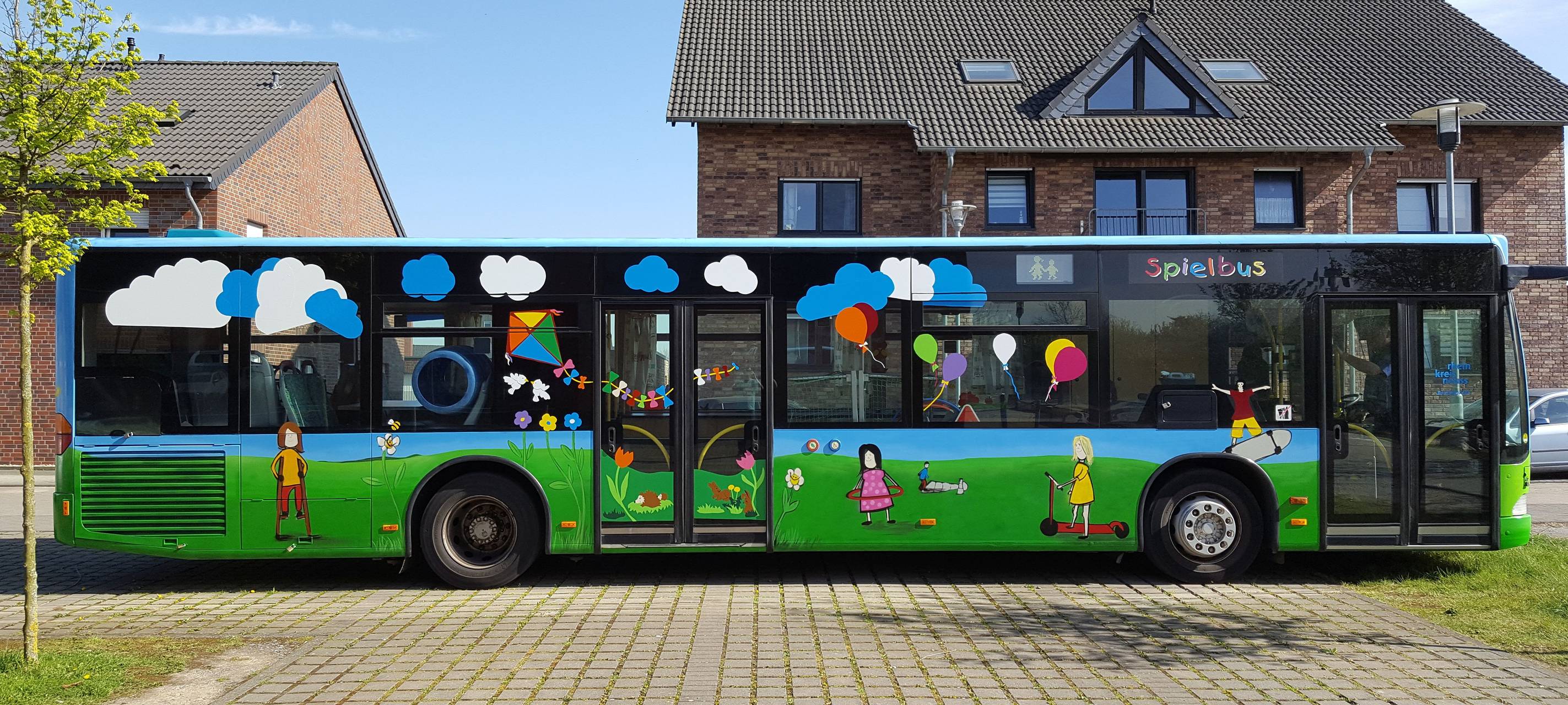 Spielbus hält an Grundschule in Rommerskirchen