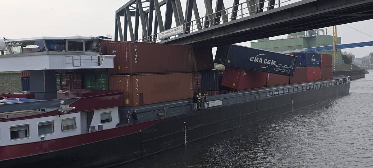 Schiff rammt Brücke im Neusser Hafen