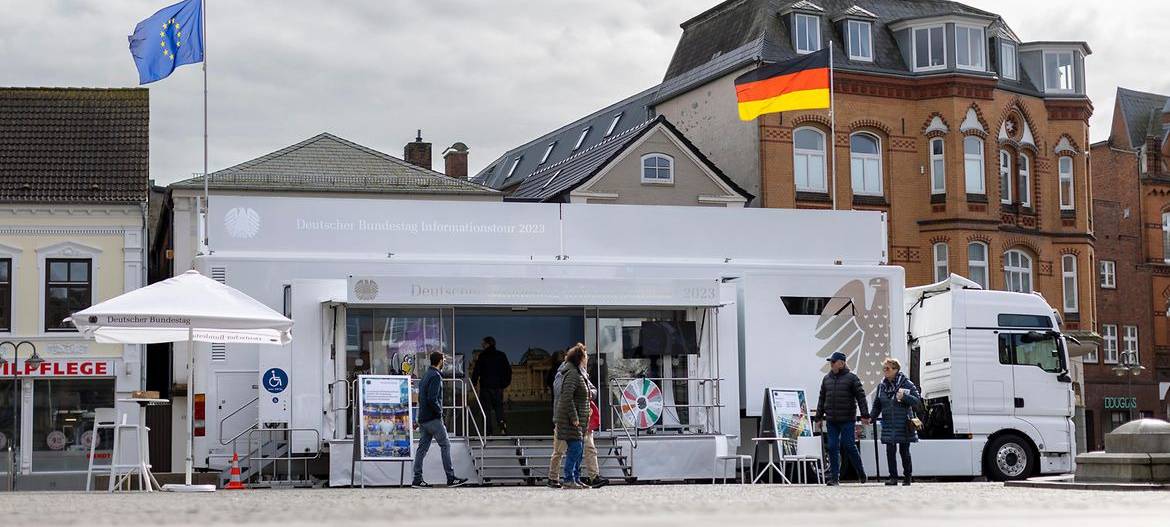 Infomobil des Deutschen Bundestages in Neuss