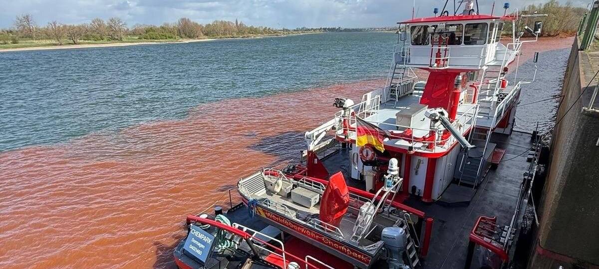 Eisenablagerungen färben den Rhein rot