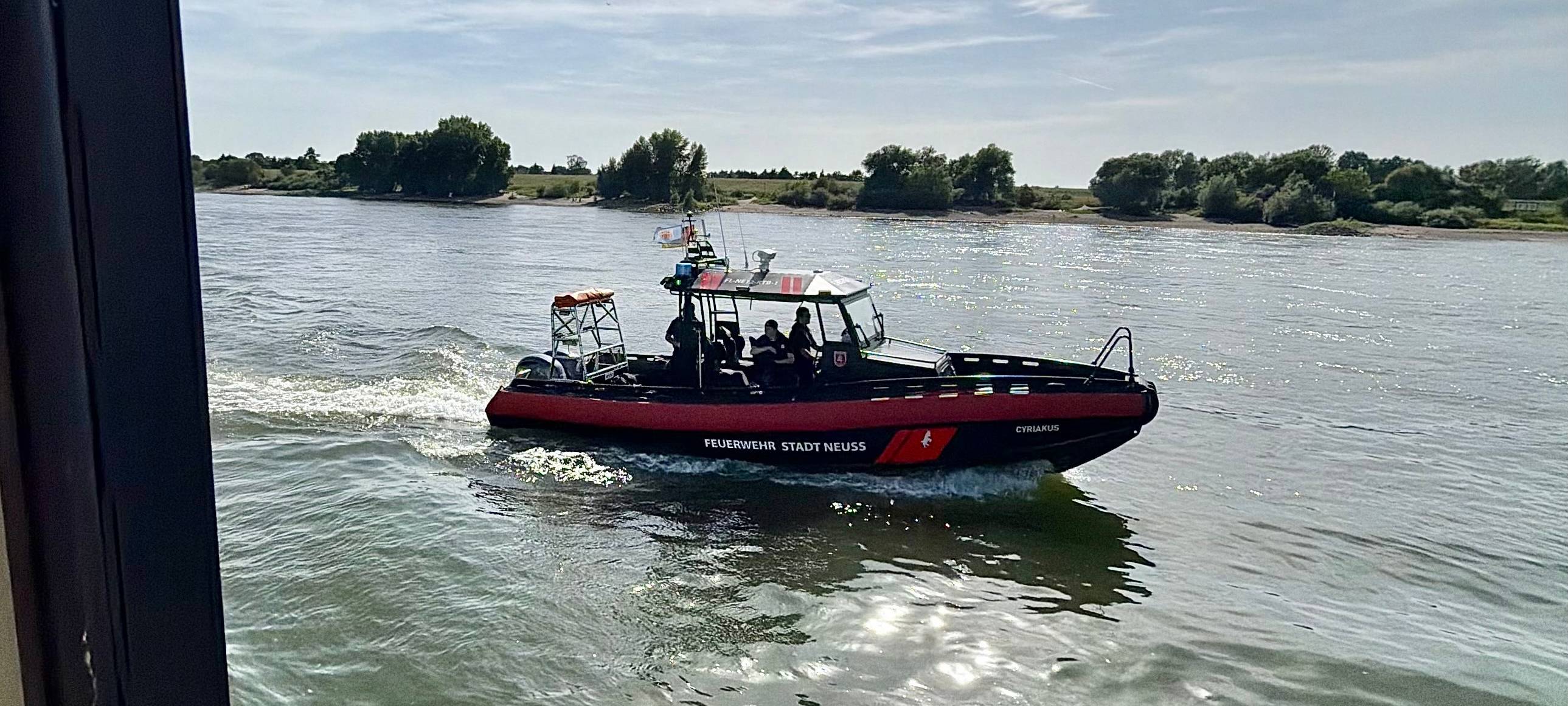 Neuss: Personen im Rhein - Rettungskräfte rückten an