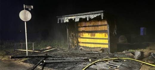 Erdbeerhäuschen in Meerbusch steht in Flammen