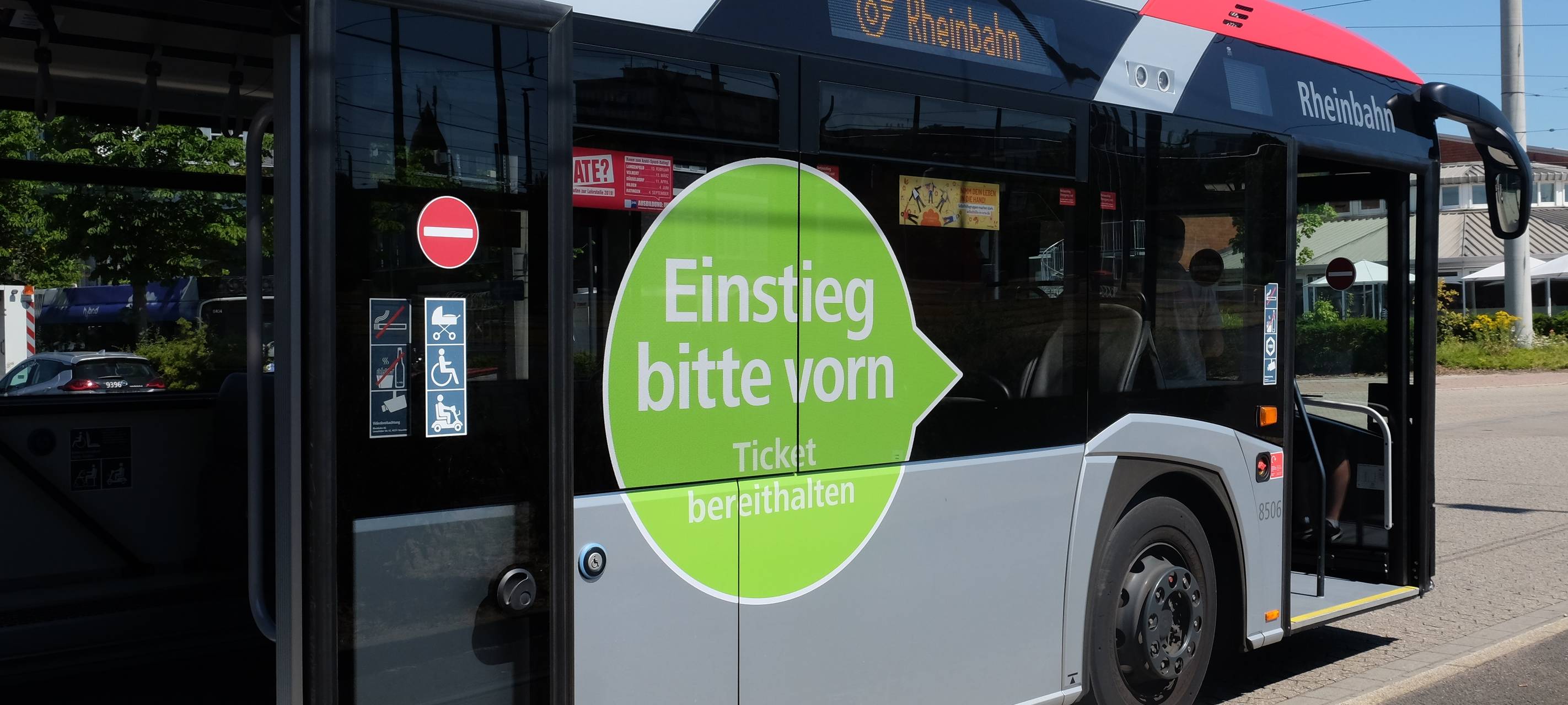 Rheinbahn Hinweis Einstieg bitte vorn