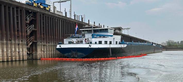 Güterschiff verliert Hydrauliköl im Neusser Hafenbecken