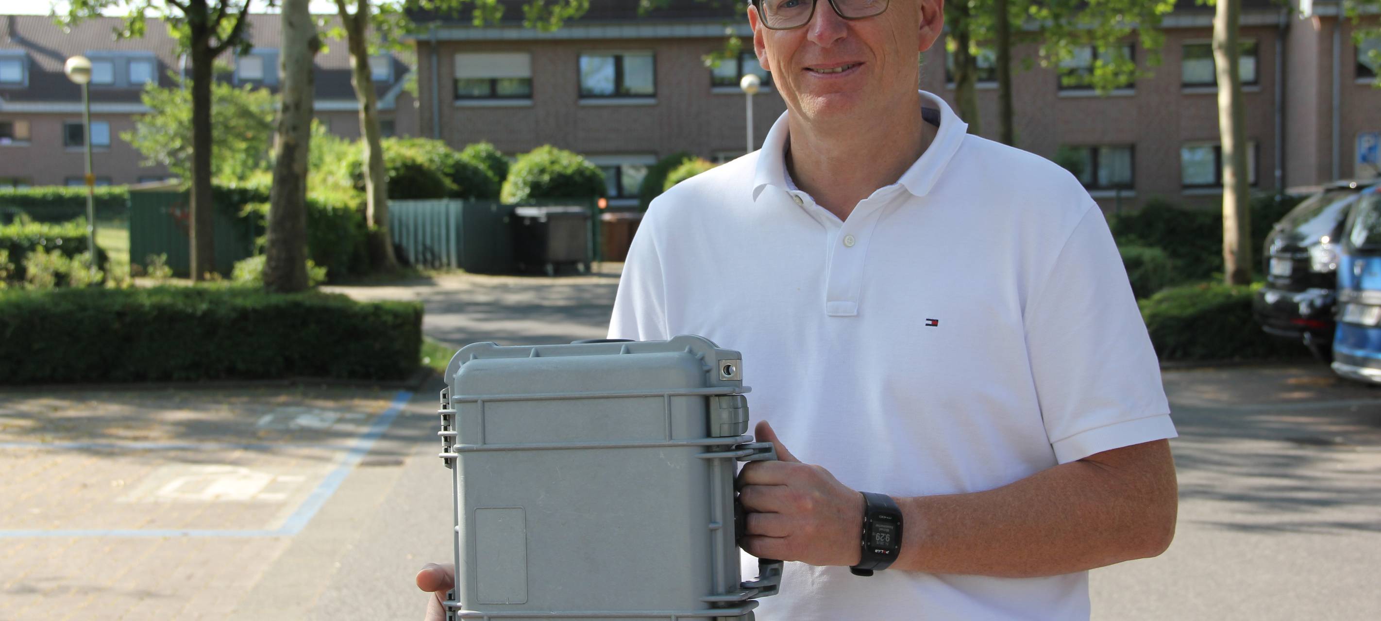 Michael Assenmacher zeigt eine Topo-Box