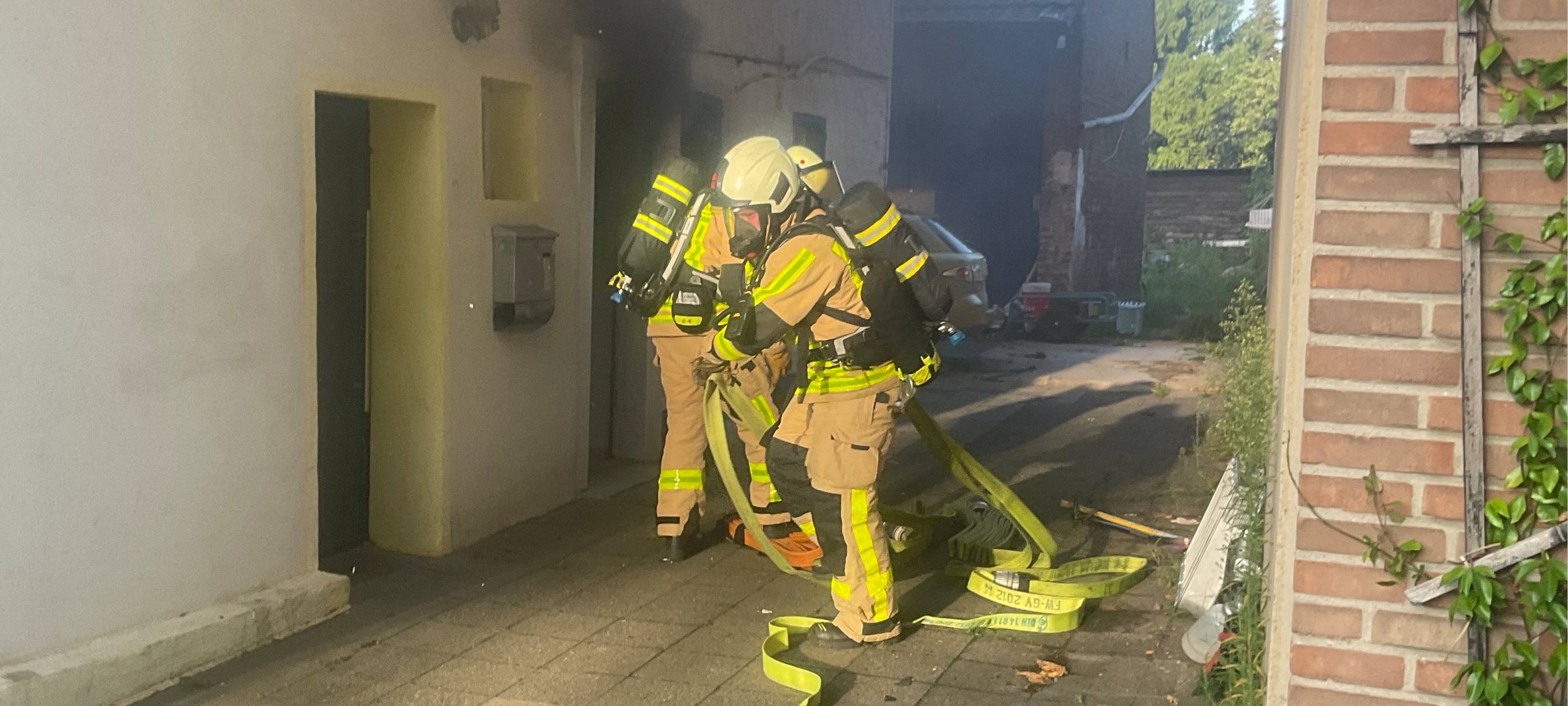 Feuer in Grevenbroich: Auto brennt in Innenhof
