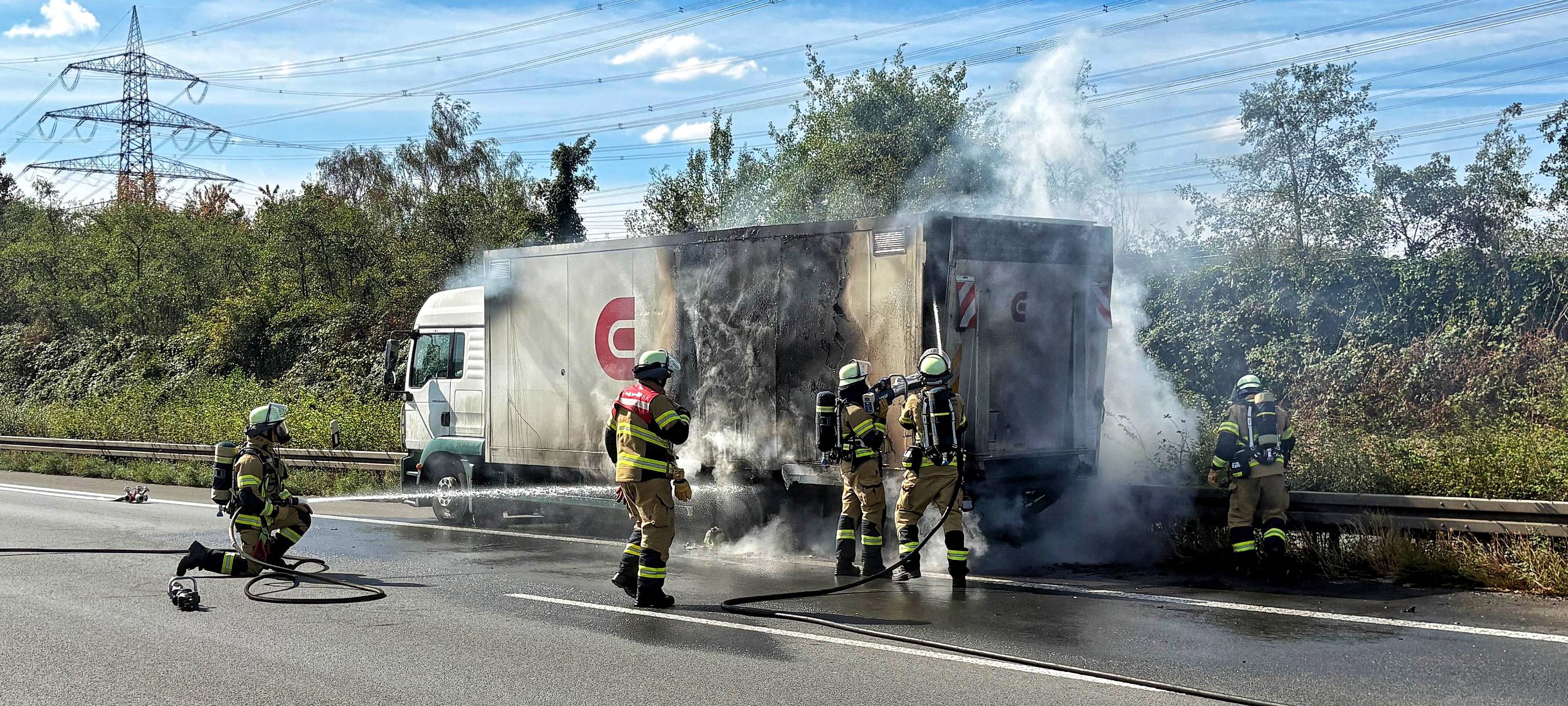 Brennender LKW hat für Vollsperrung auf der A57 gesorgt