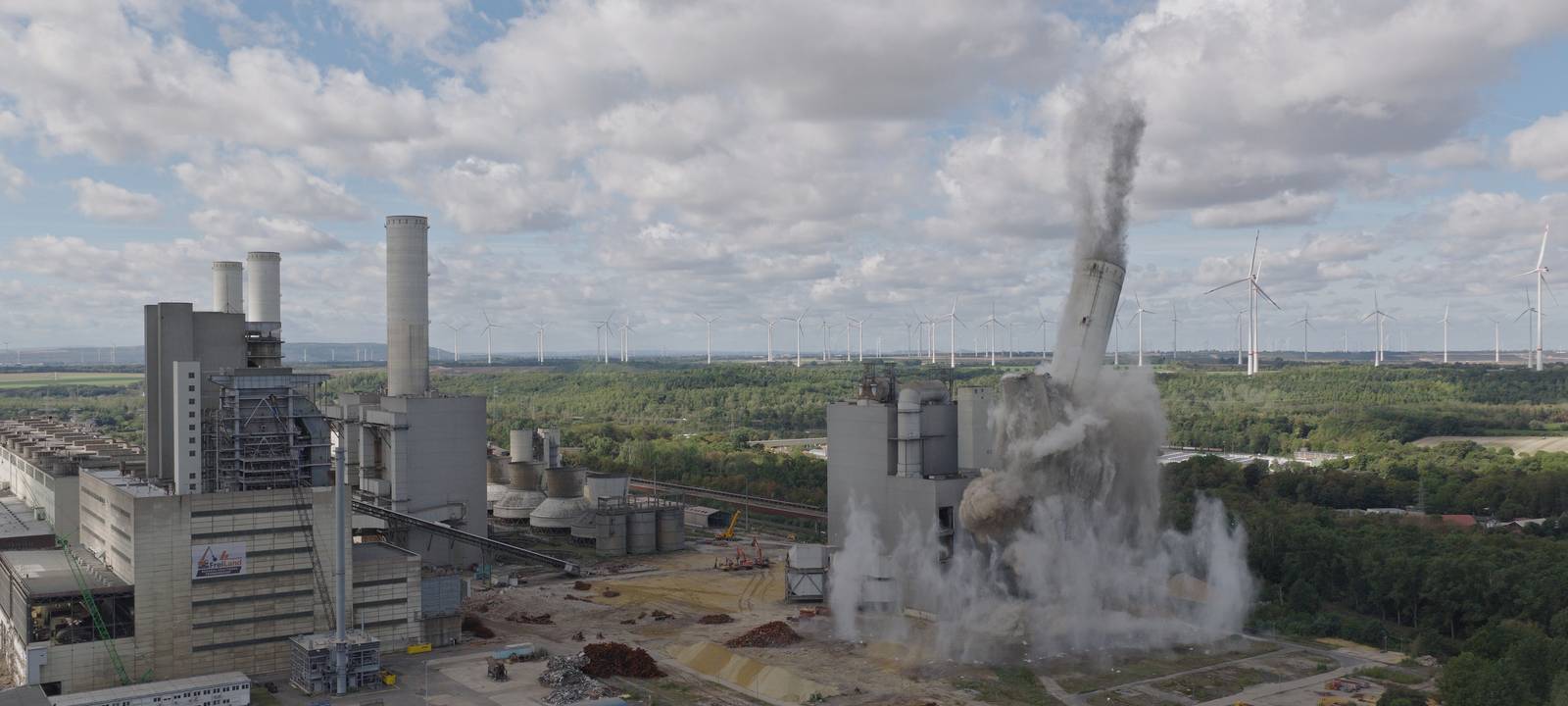 Grevenbroich: 200-Meter-Schornstein am Kraftwerk gesprengt