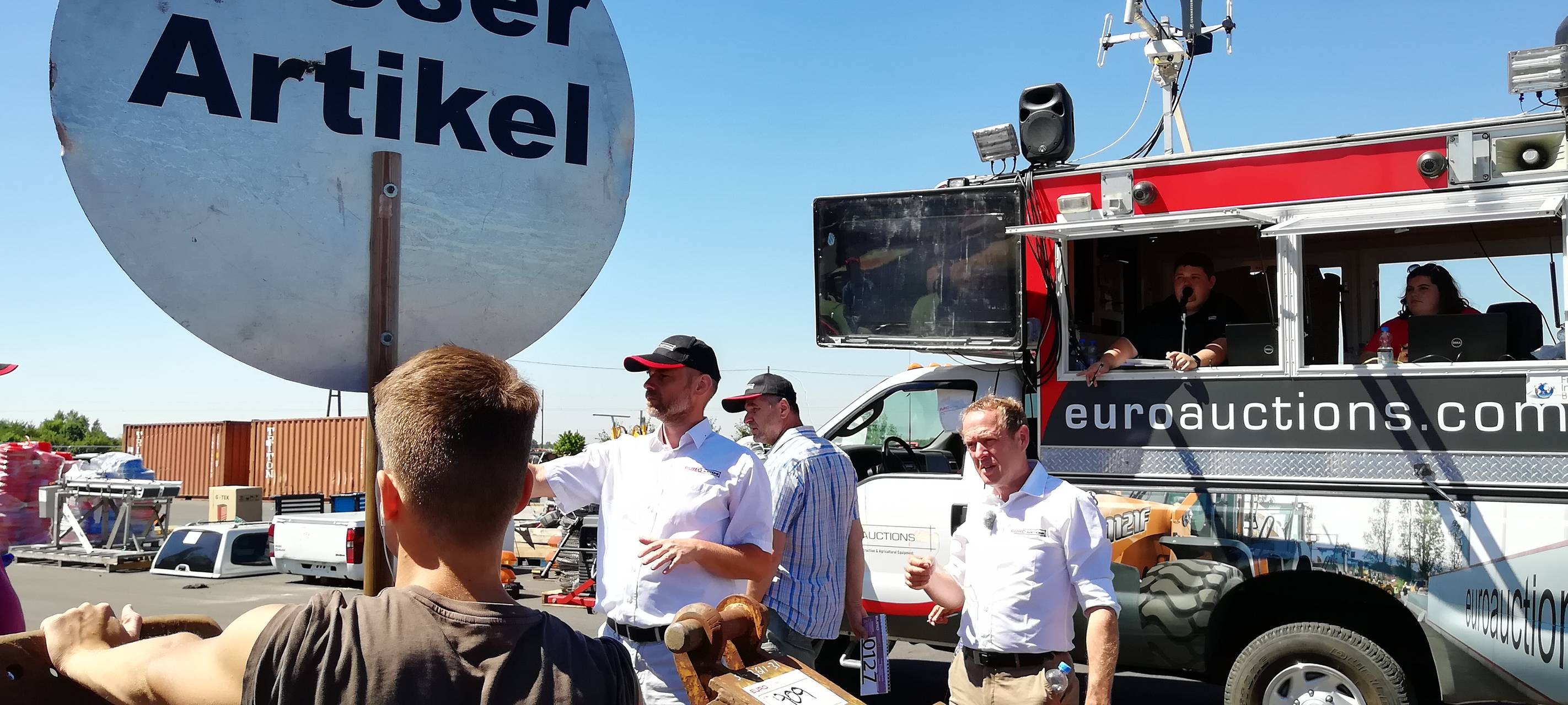 Bagger unterm Hammer