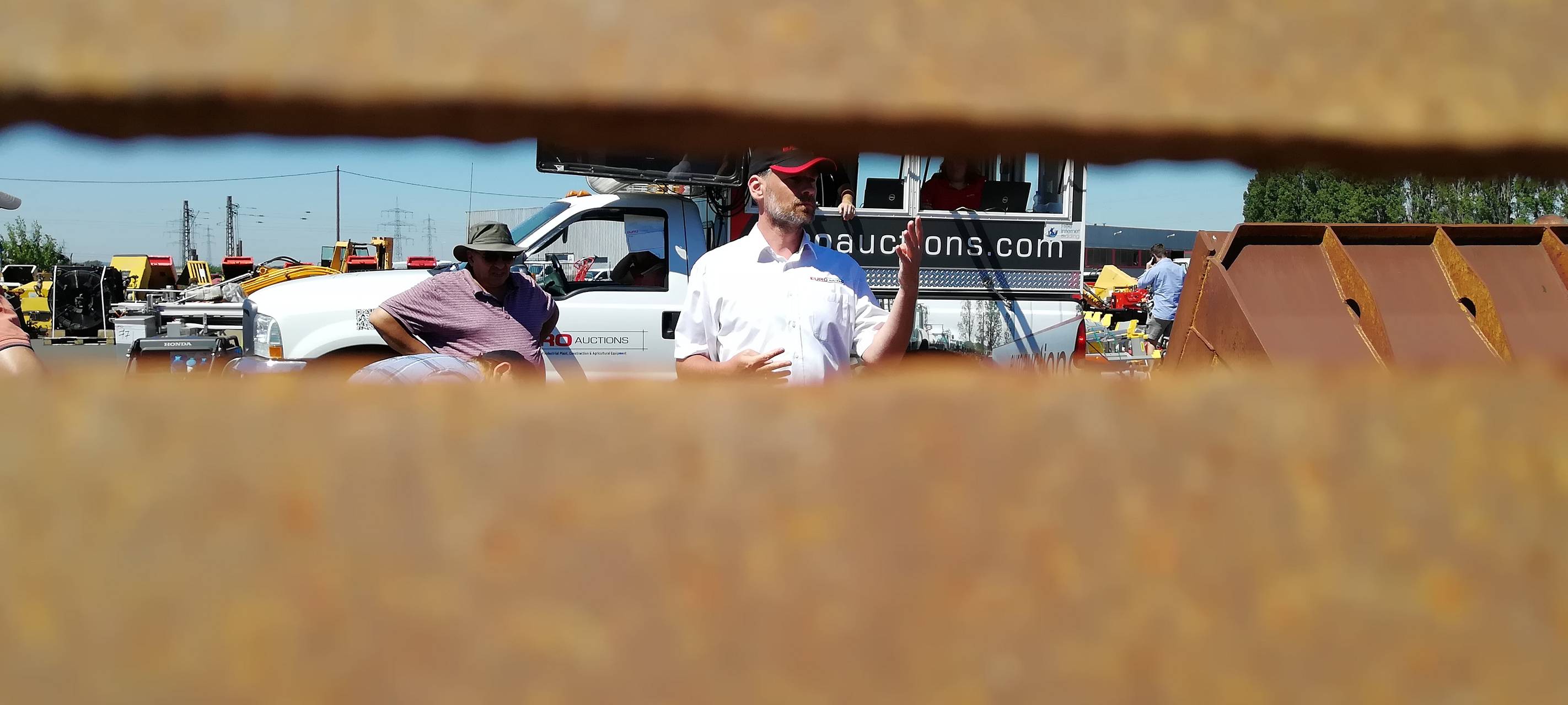 Bagger unterm Hammer