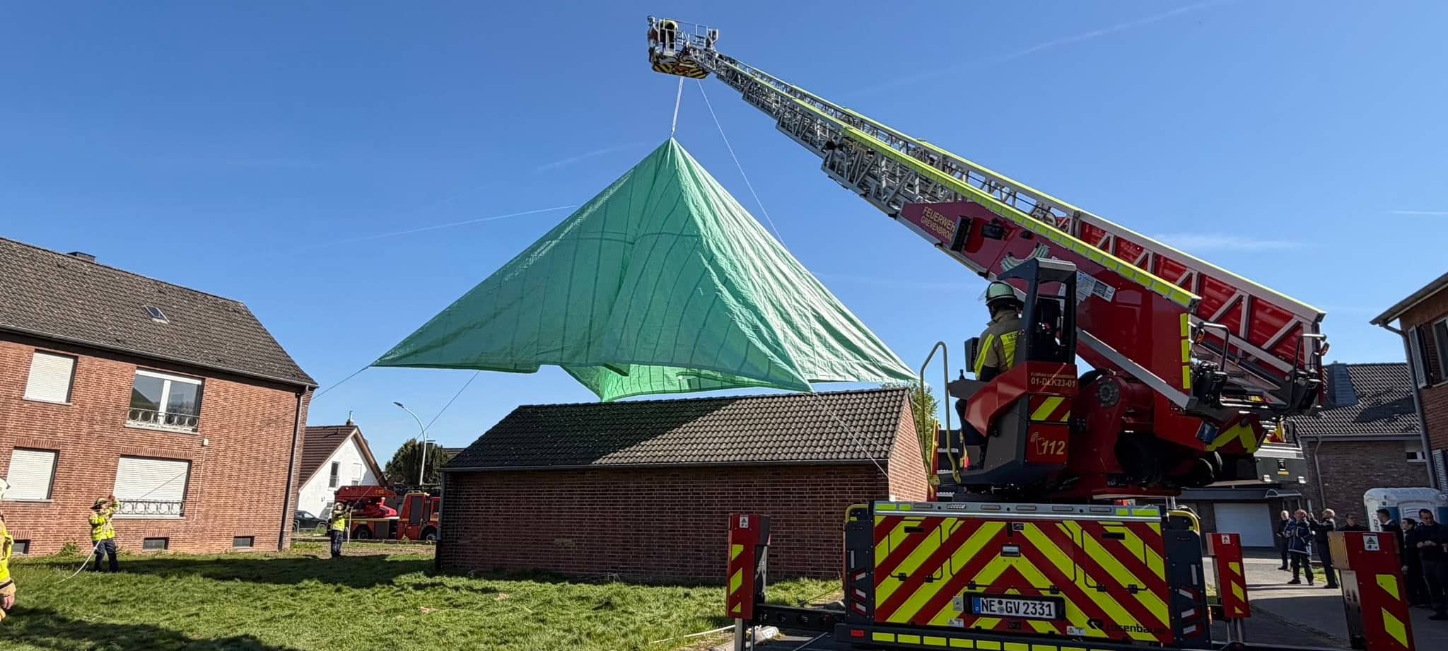 Feuerwehr Neuss übernimmt Notdächer für kreisweite Einsätze