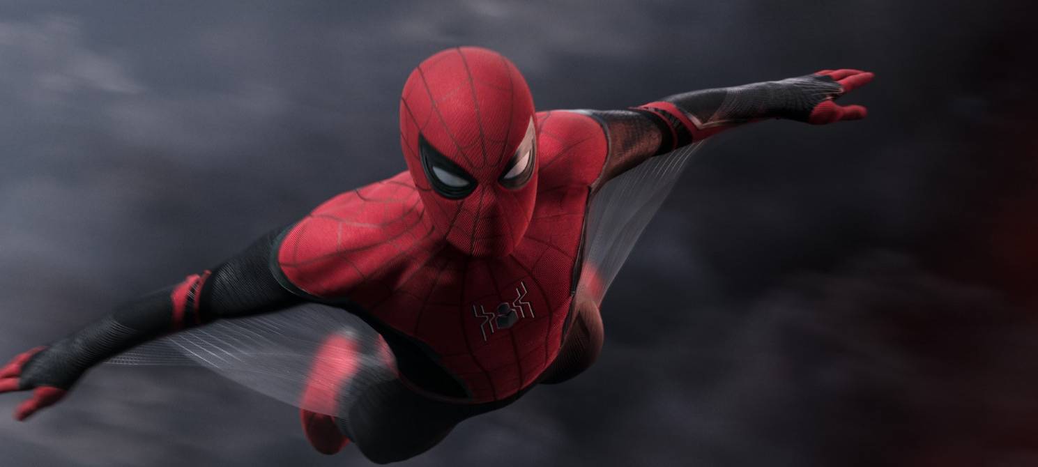 Spider-man fliegt durch die Luft.