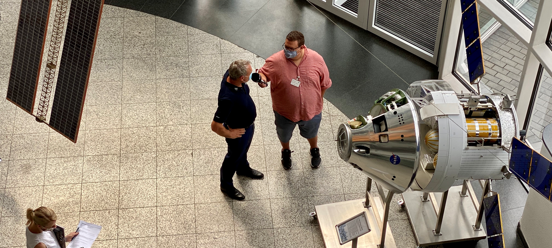 Das Zentrum für Luft- und Raumfahrt in Bonn. Von der Decke hängen Modelle der ISS.