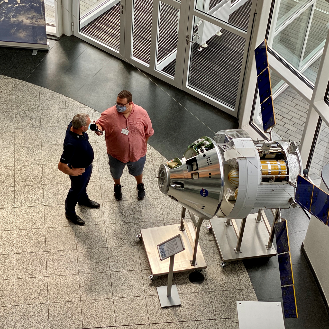 Das Zentrum für Luft- und Raumfahrt in Bonn. Von der Decke hängen Modelle der ISS.