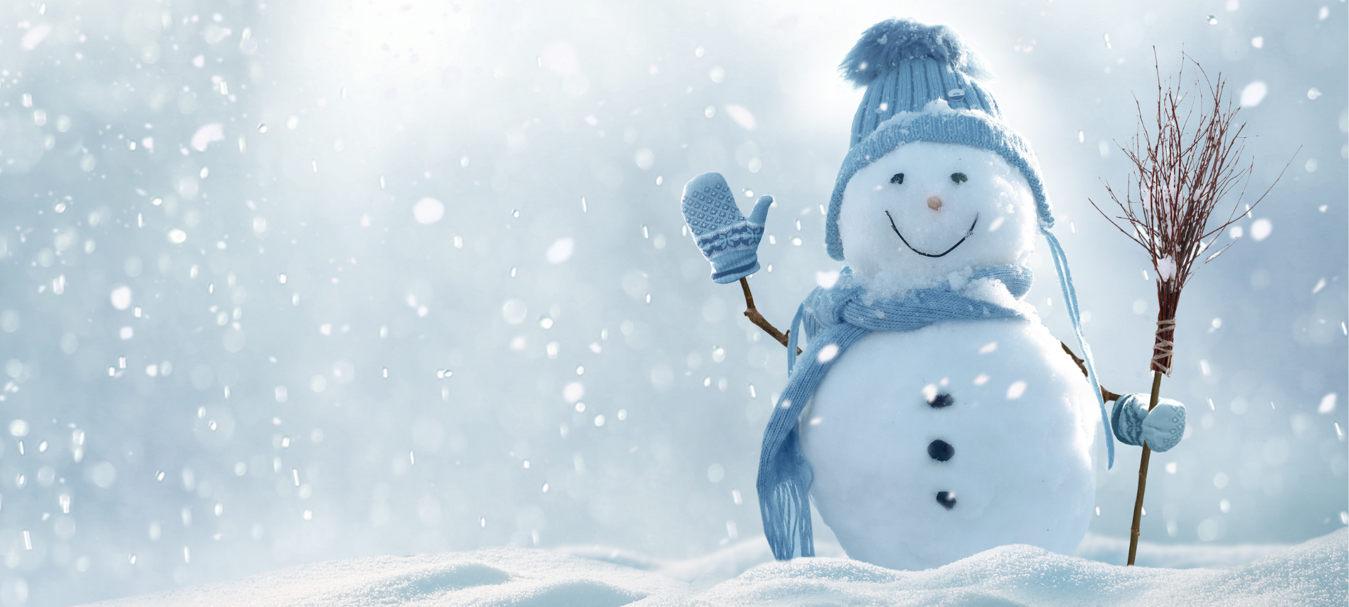 fröhlicher Schneemann, der winkt, im Sonnenschein