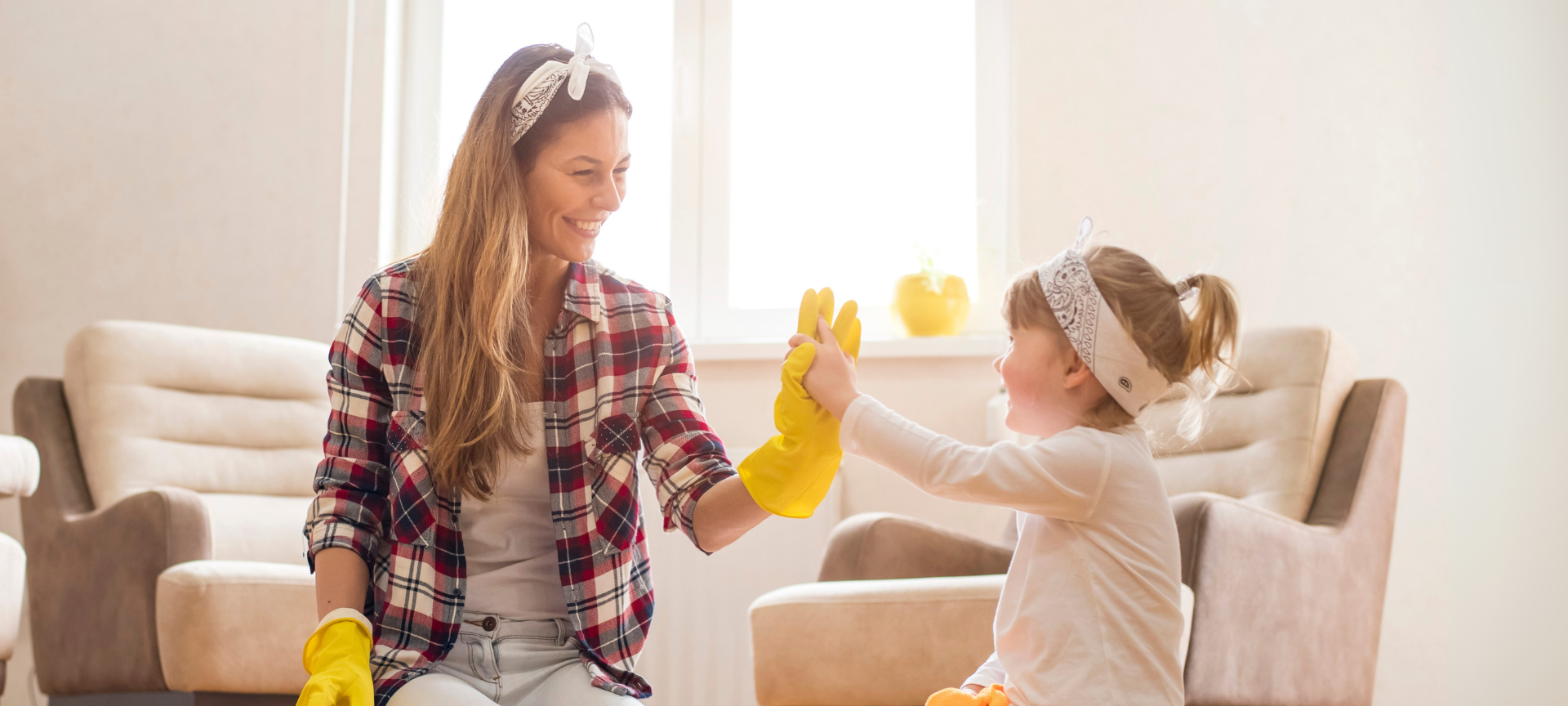 Frühjahrsputz, Mama und Tochter putzen zusammen, High Five