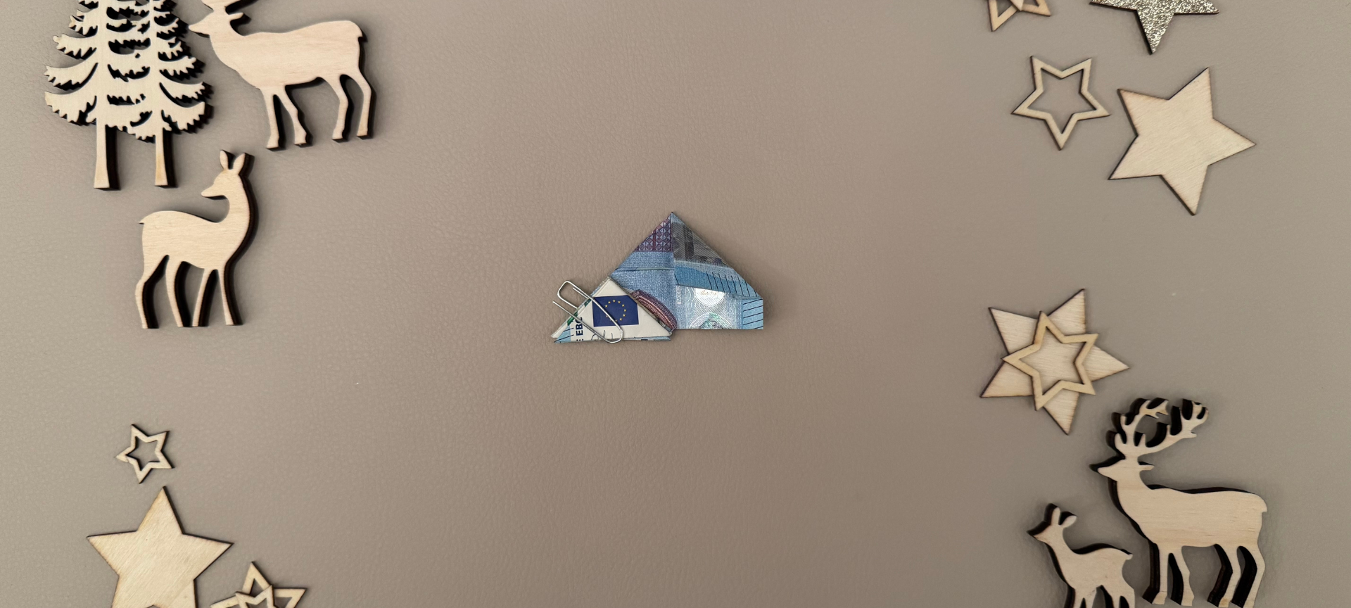 12. Nun die Spitze links unten nach vorne + oben falten.