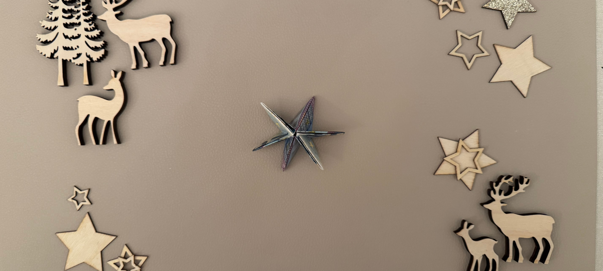 15. Um beide Seiten miteinander zu verbinden, muss jeweils ein Ende geöffnet/aufgeklappt werden und das passende Ende des anderen Geldscheins hineingelegt und dann wieder zugeklappt werden.