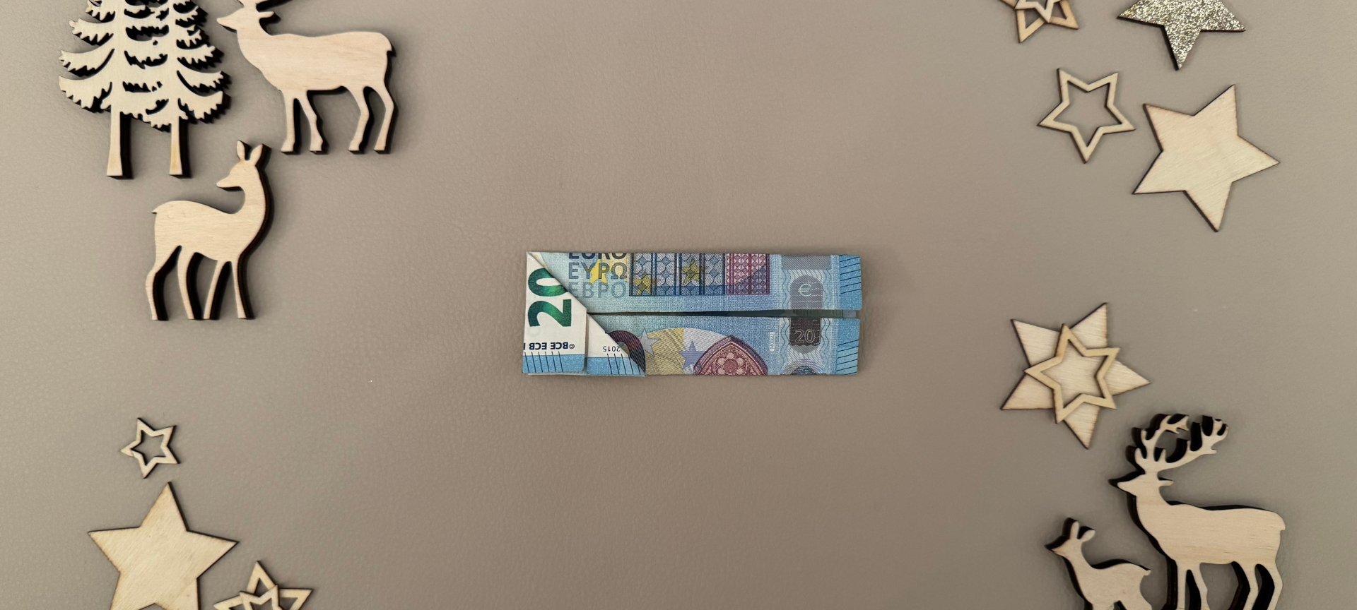 4. Wieder wenden und die linke Seite/ Spitze nach rechts knicken, sodass der Schein wieder rechteckig ist. Anschließend wieder aufklappen.