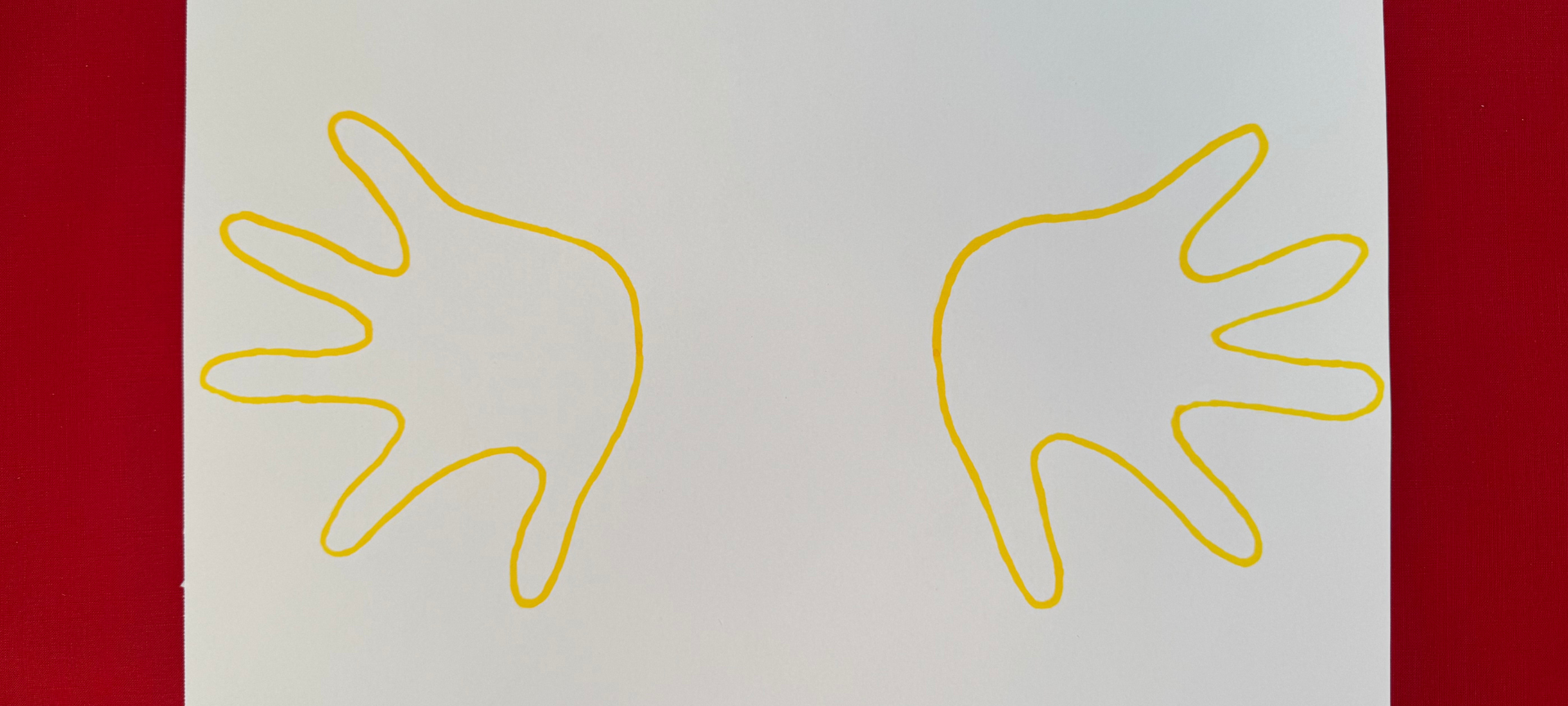 Hände des Kindes wie auf dem Foto abgebildet abmalen oder einen Handabdruck mit Hilfe von Acryl- oder Wasserfarbe machen