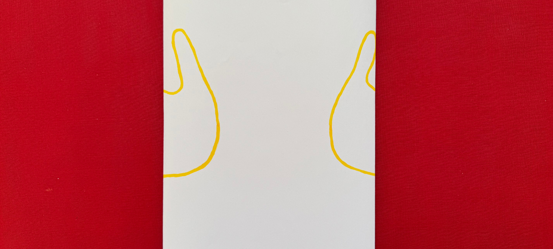 Hände des Kindes wie auf dem Foto abgebildet abmalen oder einen Handabdruck mit Hilfe von Acryl- oder Wasserfarbe machen