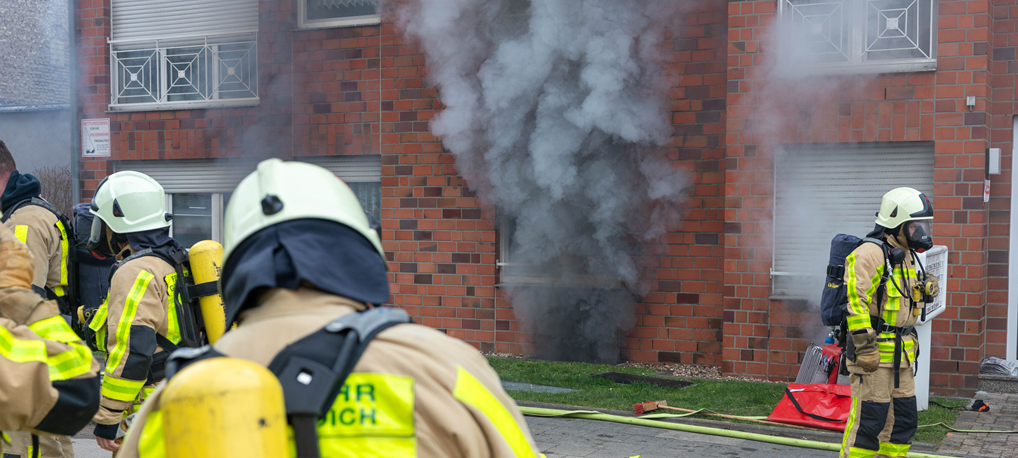 Grevenbroicher Feuerwehr rettet 30 Menschen nach Kellerbrand