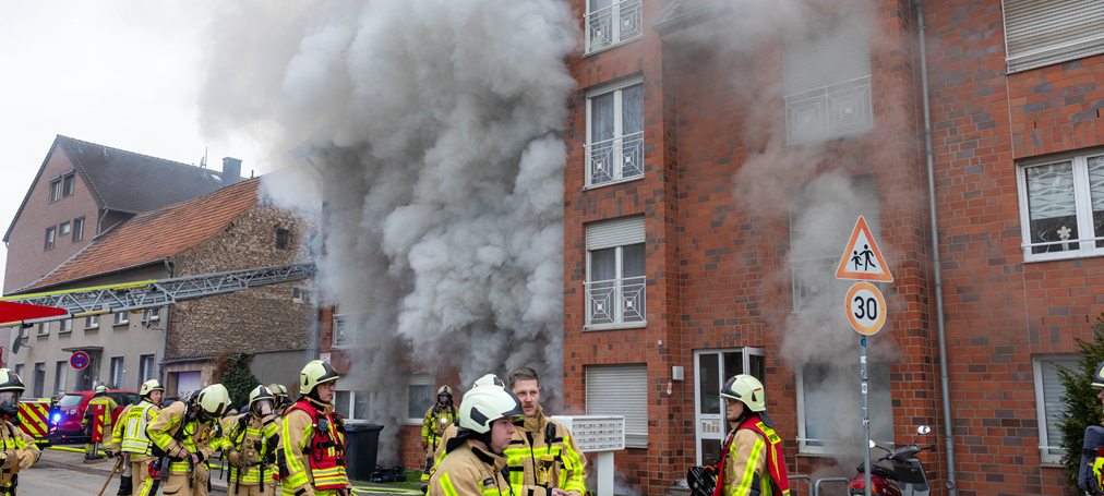 Grevenbroicher Feuerwehr rettet 30 Menschen nach Kellerbrand
