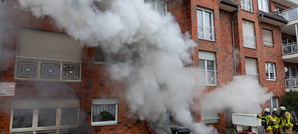 Grevenbroicher Feuerwehr rettet 30 Menschen nach Kellerbrand