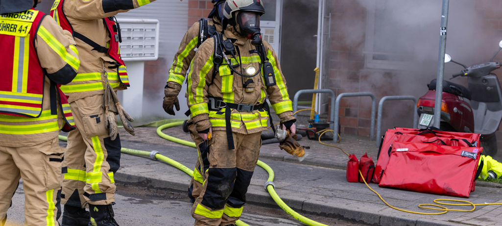 Grevenbroicher Feuerwehr rettet 30 Menschen nach Kellerbrand